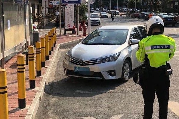 今起早高峰晚高峰、人行道斑马线，严查违停