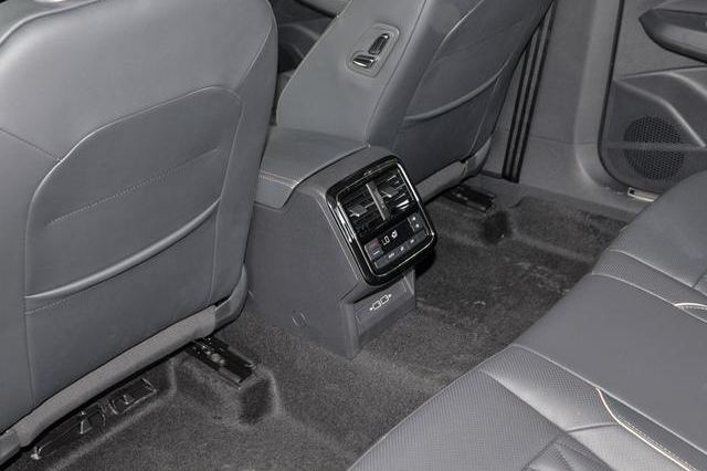 后排地板凸起是为了安全？这位销售的牛吹大了