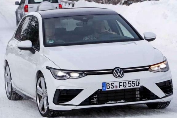 拒绝混动化，做纯粹的燃油小钢炮！全新高尔夫R实车曝光