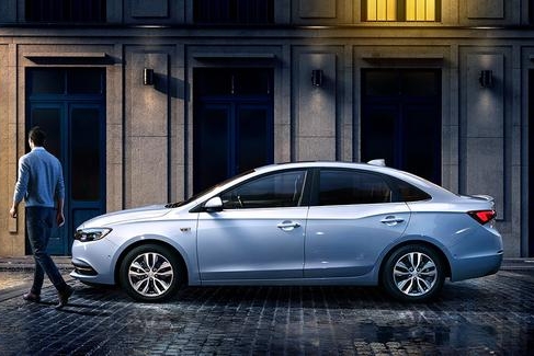 身为凯越的接班人，面对竞争者疯狂降价，目前综合优惠4万元