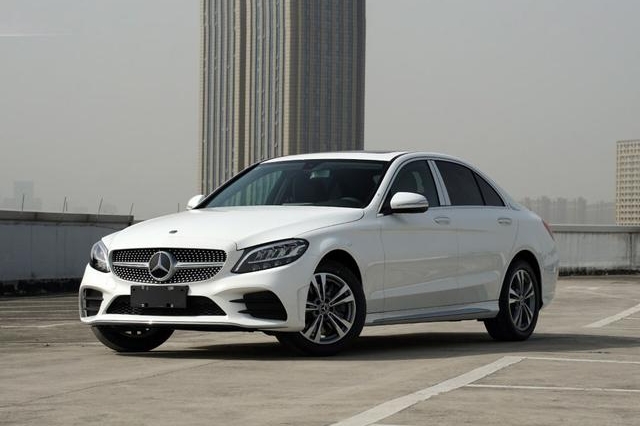 好朋友预算30万，我推荐3系，她却买C级，最后25万落地买的乞丐版