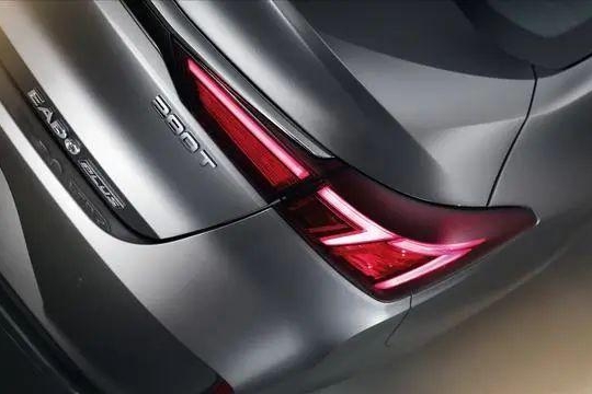 比肩合资同级车，逸动PLUS不仅更大更强，预售价更让人心动