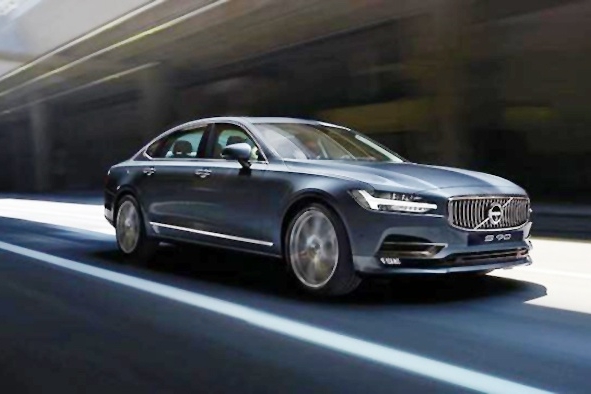 手握31万还买CT5？轴距3米多，2.0T+8AT，这车打8折冲击3系