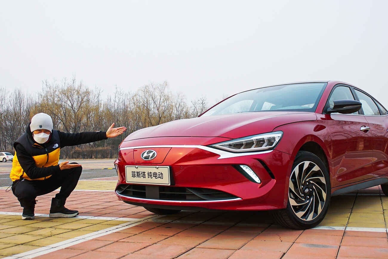 《电评车》用拨片停车的现代纯电版菲斯塔