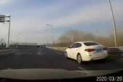 路怒凯迪拉克，狂追英菲尼迪，车技太差引发车祸 | 小视频