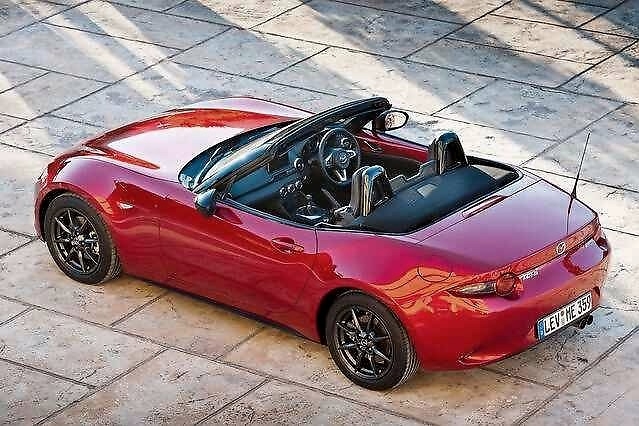 年轻人想买敞篷跑车怎么选？这车比MX-5还便宜，而且是台宝马！