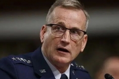 美军对特朗普忍无可忍，已制定紧急计划，必要时刻接管美国政府