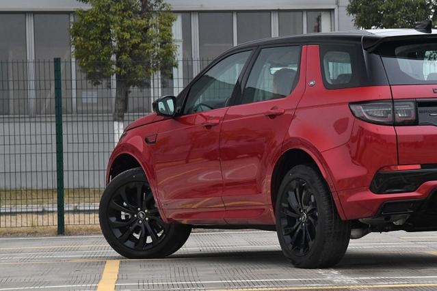 路虎终于低头了！新车低价上市，比普拉多便宜8万，心动了