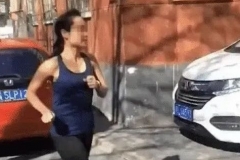 澳洲跑步女被炒鱿鱼后，再次迎来重挫，终于可以“滚”出中国了