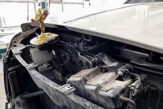 劳斯莱斯车标为啥一碰就下沉？