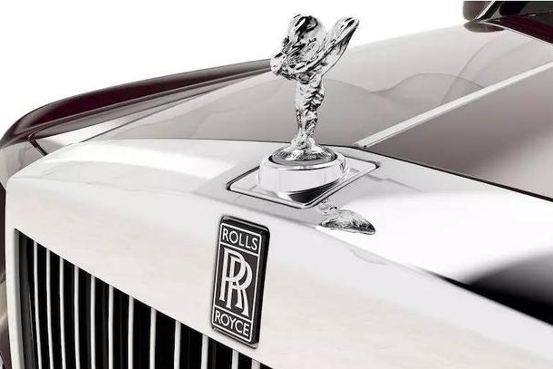 车企扎推换标，宝马、起亚跟风“扁平化”，还是红旗标新立异？