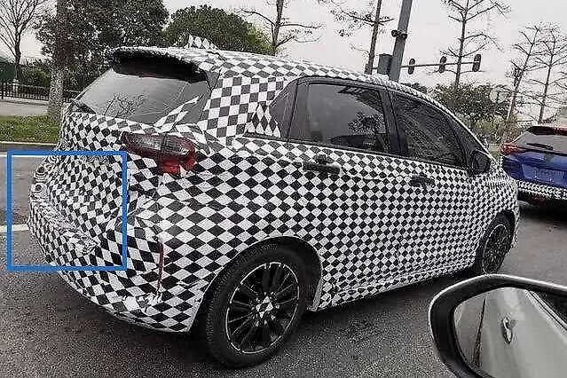 国产新一代飞度测试谍照曝光，网友：没想到这车也被“加长”了！