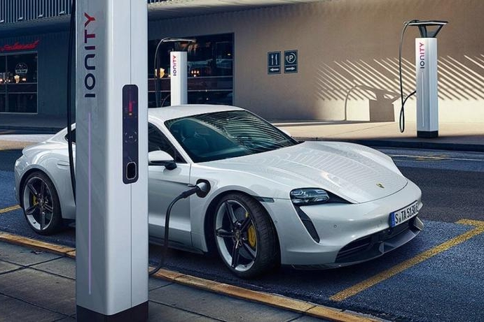 保时捷计划今年将50%的车型更换为纯电动或插电混动？