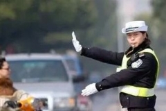 误闯红灯后该走还是该停？交警给出答案，这样做一分都不扣