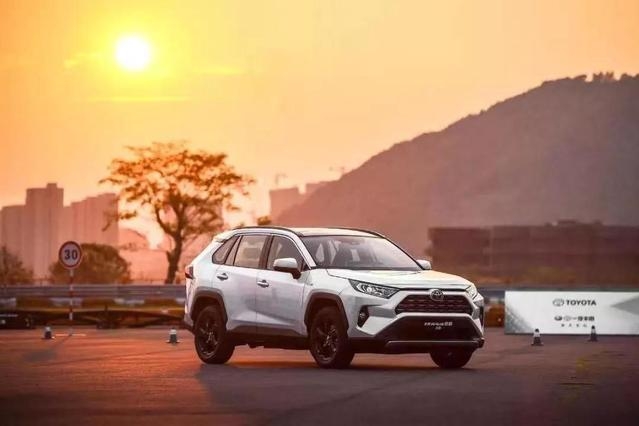 一车难求到现金优惠，全新荣放降价只为堵住消费者的嘴？