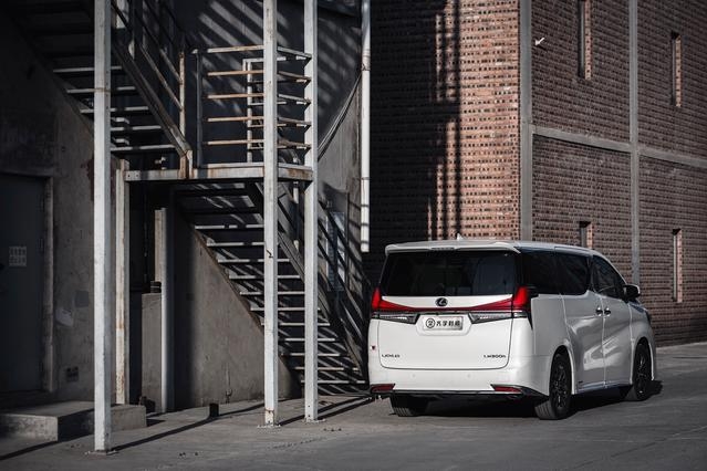 豪华MPV的巅峰之作——深度动态首试雷克萨斯LM