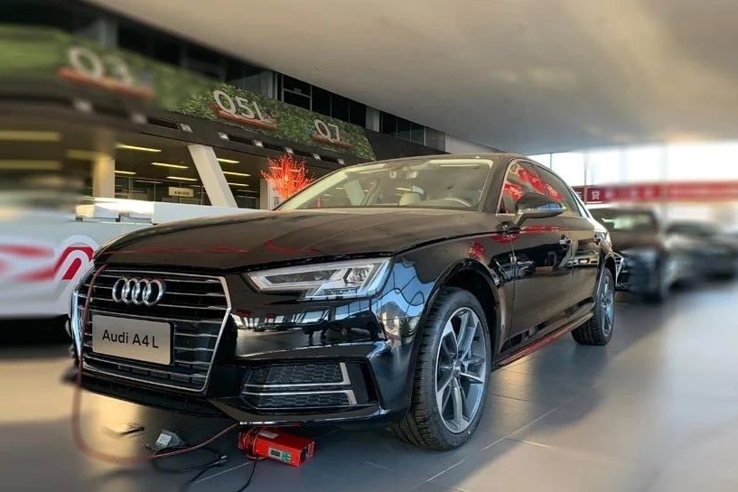 花20多万买奥迪A4L，邻居的迈腾瞬间不香了