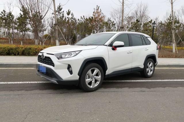 这款SUV空间大油耗低，搭配儿童安全座椅，为一家人保驾护航