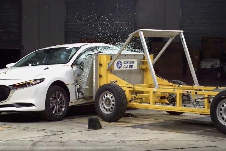 中保研撞了马自达3，它果然也在这项测试中拿了“差”！