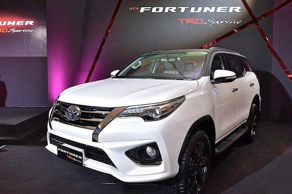 纯进口27万起，俗称丰田“小霸道”，长近4米8，2.7L带四驱