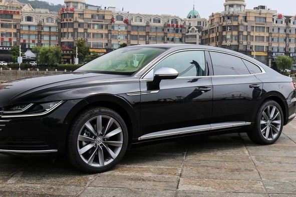 被车标拖累，无框车门+流水尾灯比A7更靓，跌至20万卖不动