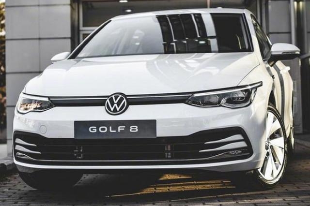 第8代高尔夫实车！内饰科技含量很高，看来销量稳了