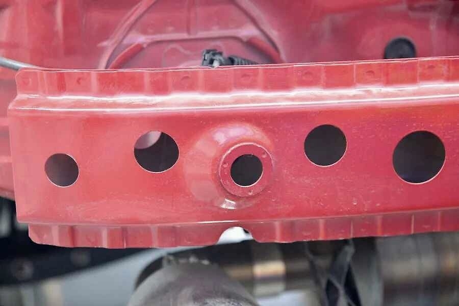 卡罗拉都换上铝合金了，这还是入门级防撞梁