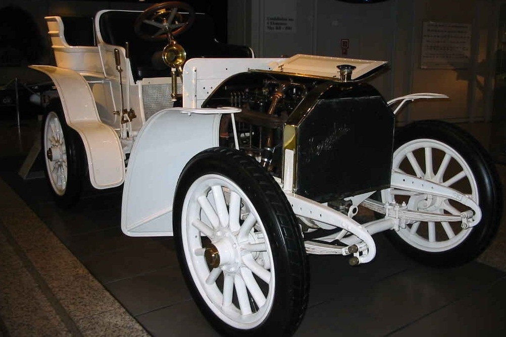 极少开放的奔驰古典车中心 满眼老爷车辆辆价值连城