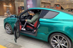 不只是情怀，十多万就能买的双门轿跑，带无框玻璃，6.9秒破百