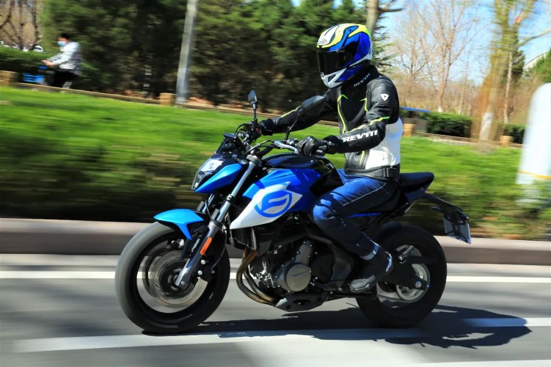 车评：9年过后，春风650NK已经不再是个“愣头青”