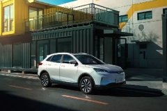 15万鸡头凤尾，买思域还是迈锐宝XL？| 寅哥么么答