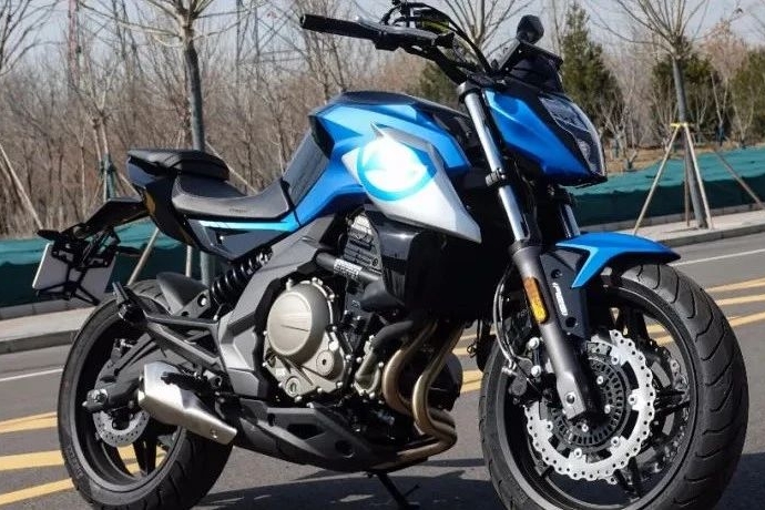 2020款春风650NK公布，新增滑动离合、TFT彩色仪表和倍耐力的天使胎