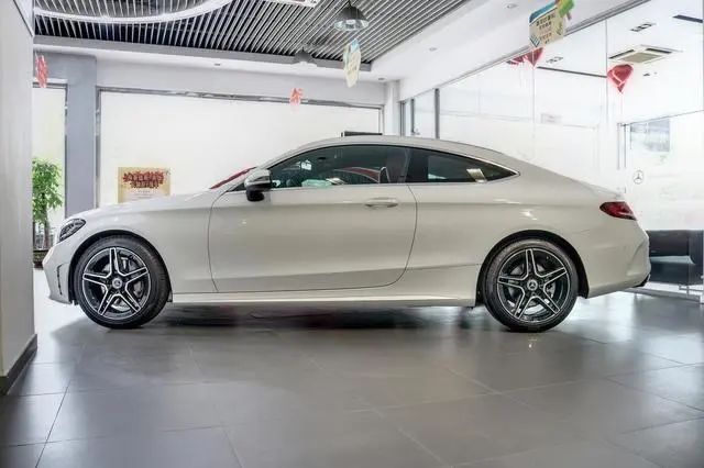 进口奔驰轿跑跌破30万，2门4座＋硬顶，配无框车门比3系拉风