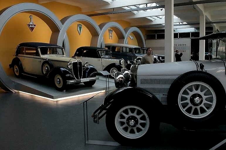 在茨维考预见最早的奥迪 奥迪是怎么变成四个圈的