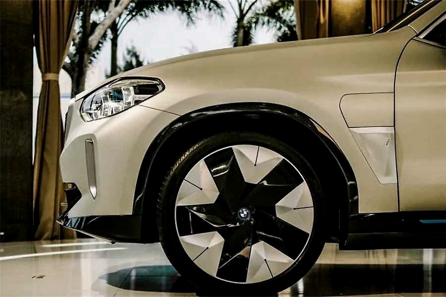 宝马推低风阻轮圈、日产聆风不断升级，传统车企如何发力新能源？