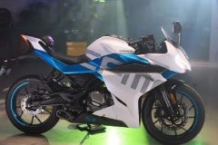 键盘说车：国内同级别无敌手的250SR，放到国际上还香吗？