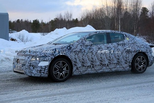 奔驰EQE路试谍照曝光 中大型纯电轿跑车