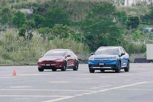 国产纯电四驱600km续航比特斯拉ModelX长，零百加速也不比它差