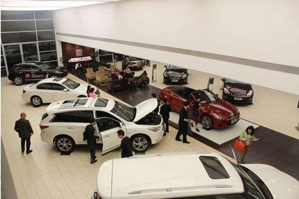 2月乘用车销量大跌80%只是偶然？车市低迷，房价、猪肉都要背锅？