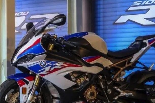 宝马推出带官方套件的M Performance Parts S1000RR，售价约23万
