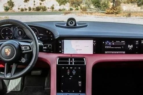 汽车内饰演变：大屏幕的红与黑