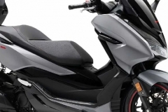 出厂自带尾箱，本田发布新款大踏板佛沙300新增空军灰色