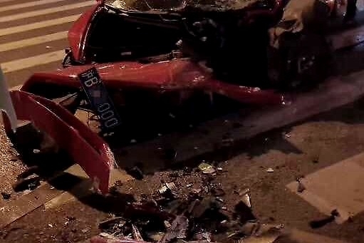 兰博基尼撞上水泥墩，车头秒碎，网友：车子是租来撩妹的