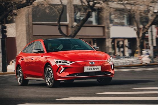 17.38万起，续航490公里，完胜轩逸朗逸，配置上它也赢了