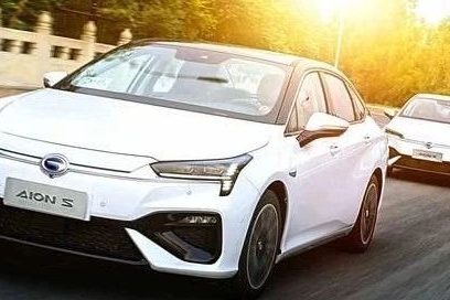 配置升级+续航420公里，新款荣威Ei5上市