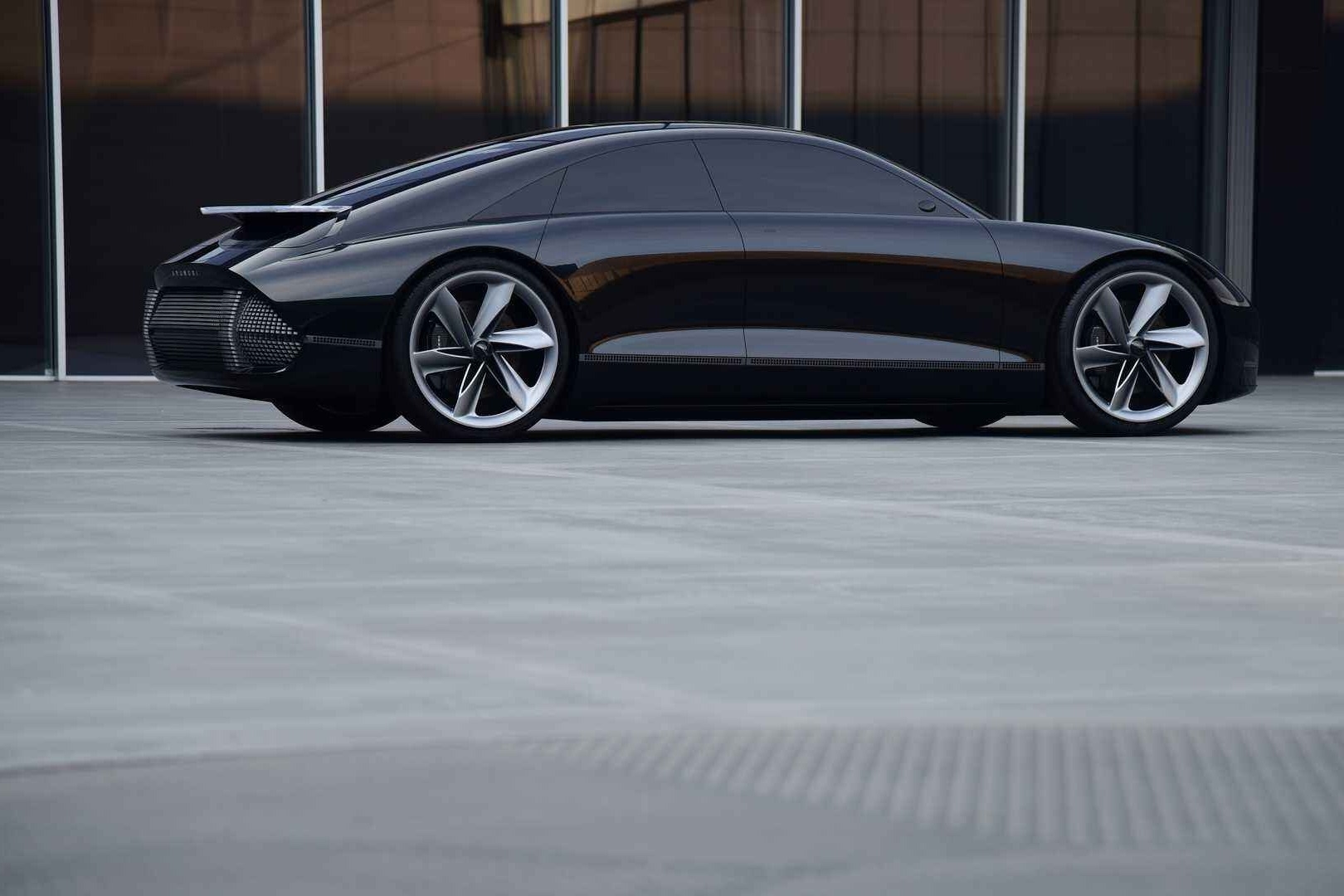 电动车都得很超前吗？我看这辆现代就挺复古