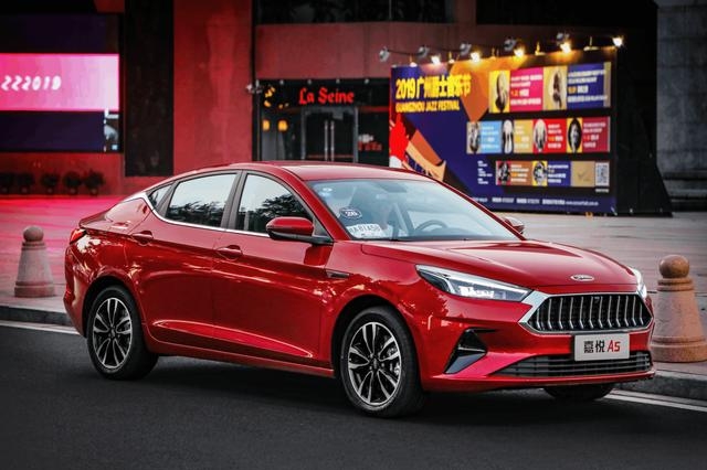 女王节送她最好的礼物，不到10万入手掀背家轿，德系品质呵护出行