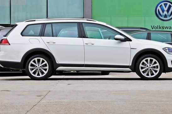 高尔夫旅行版降至14.98万，1.8T还是纯进口，比国产的香多了