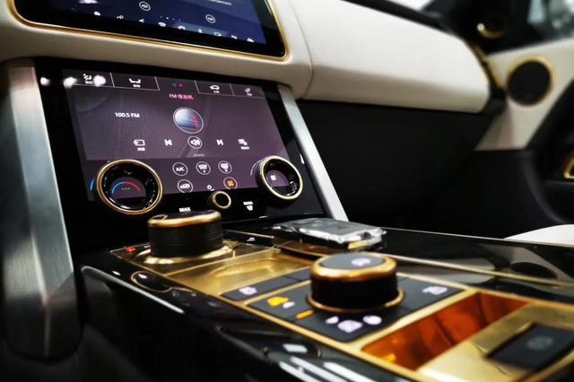 路虎揽胜新增伊丽莎白款，车长近6米车内放电视，配5.0L V8动力