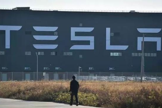 借钱给地给政策，“减配门”漩涡中的特斯拉凭啥理直气壮？